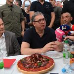 (UŽIVO) Vučić u Banovom Polju: "Porodica je stub srpskog društva, žao mi je onih koji to ne razumeju"(VIDEO)