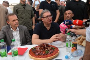 (UŽIVO) Vučić u Banovom Polju: “Porodica je stub srpskog društva, žao mi je onih koji to ne razumeju” (VIDEO)