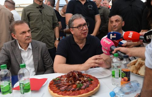(UŽIVO) Vučić u Banovom Polju: "Porodica je stub srpskog društva, žao mi je onih koji to ne razumeju" (VIDEO)