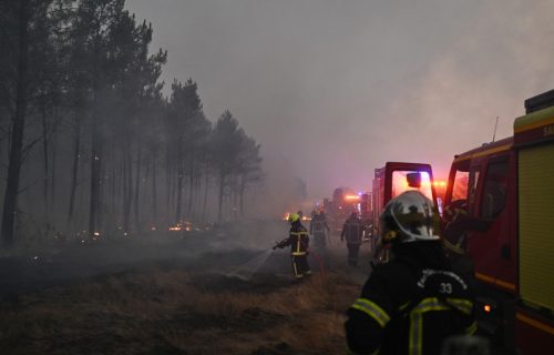 "Zmaj među oblacima koji bljuje vatru": Razoran fenomen divlja po Španiji i Francuskoj