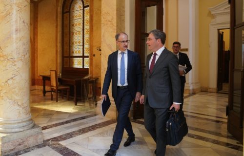 Počela vanredna sednica Skupštine Srbije: Glasa se o nepoverenju Vladi