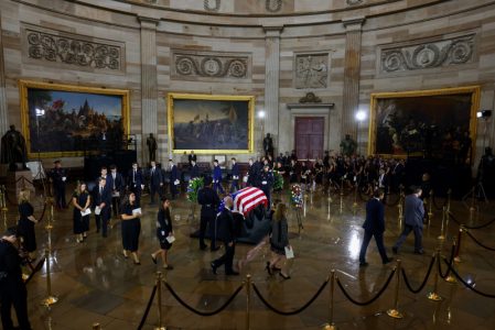 Počast pokojnom senatoru Lindziju Grejemu u Kapitolu: Kovčeg prekriven američkom zastavom (FOTO)