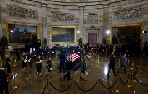 Počast pokojnom senatoru Lindziju Grejemu u Kapitolu: Kovčeg prekriven američkom zastavom (FOTO)