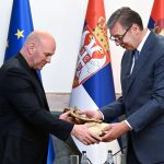 Vučić se sastao sa delegacijom UFC: Predsednik uručio srpsku zastavu Dejnu Vajtu (VIDEO)