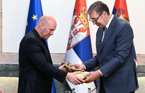 Vučić se sastao sa delegacijom UFC: Predsednik uručio srpsku zastavu Dejnu Vajtu (VIDEO)