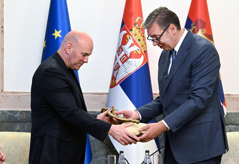 Vučić se sastao sa delegacijom UFC: Predsednik uručio srpsku zastavu Dejnu Vajtu (VIDEO)