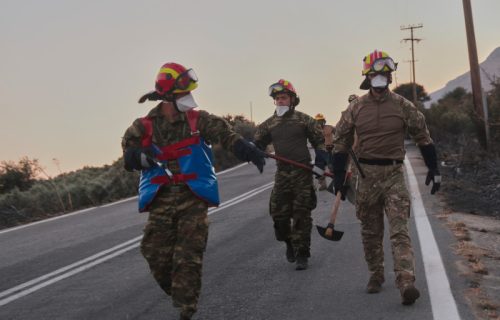 Kritična situacija u Grčkoj: Spasavaju ljude sa plaža, vatra guta kuće, naređena hitna evakuacija (VIDEO)