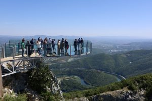 Pogled koji oduzima dah: Ovako izgleda novi stakleni vidikovac na Kablaru (FOTO)