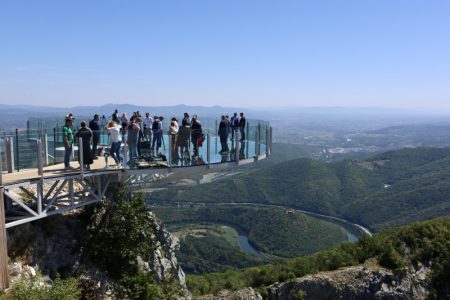 Pogled koji oduzima dah: Ovako izgleda novi stakleni vidikovac na Kablaru (FOTO)