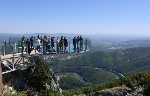 Pogled koji oduzima dah: Ovako izgleda novi stakleni vidikovac na Kablaru (FOTO)