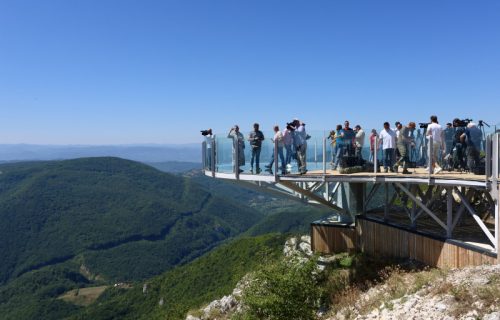 Srbija dobila stakleni vidikovac na 800m visine: Prvih 7 dana ulaz besplatan, poznate i cene