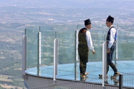 Vidikovac na Kablaru magnet za turiste iz celog sveta: Za 10 dana obišlo ga 10.000 posetilaca