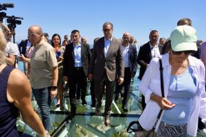 Vučić: “Bez problema izdrži 130 tona, pa smo i mi sa 117 kilograma smeli da stanemo” (VIDEO)