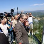 Karta 500 dinara, pogled na pola Srbije: Vučić na otvaranju staklenog vidikovca na Kablaru