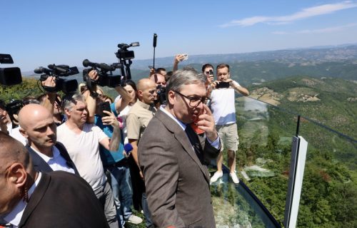 Karta 500 dinara, pogled na pola Srbije: Vučić na otvaranju staklenog vidikovca na Kablaru