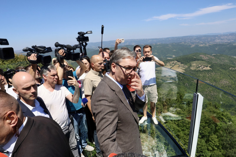 Karta 500 dinara, pogled na pola Srbije: Vučić na otvaranju staklenog vidikovca na Kablaru
