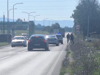 Udes na Ibarskoj magistrali kod Čačka: Od siline udara automobili sleteli u kanal (FOTO)