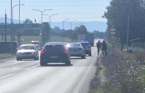 Udes na Ibarskoj magistrali kod Čačka: Od siline udara automobili sleteli u kanal (FOTO)
