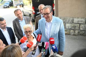 Vučić u selu Vasilj: Knjaževac će imati vrhunski dom zdravlja, kupićemo još mobilnih ambulanti