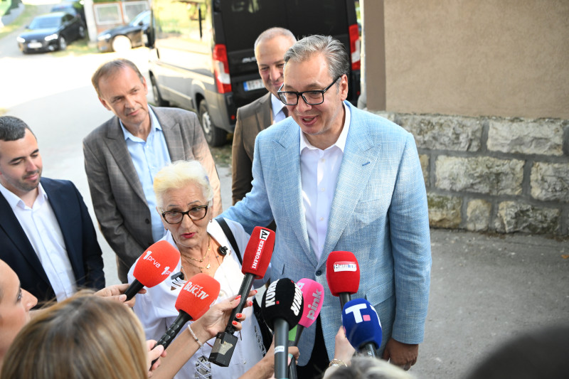 Vučić u selu Vasilj: Knjaževac će imati vrhunski dom zdravlja, kupićemo još mobilnih ambulanti