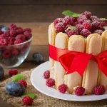 Kremasta voćna torta sa piškotama: Brz desert koji se topi u ustima