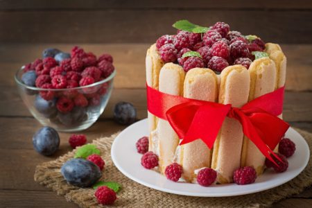 Kremasta voćna torta sa piškotama: Brz desert koji se topi u ustima