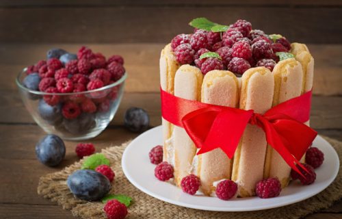 Kremasta voćna torta sa piškotama: Brz desert koji se topi u ustima