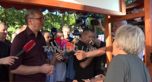 Vučić u selu Drežnik kod Užica, dočekao ga veliki broj građana