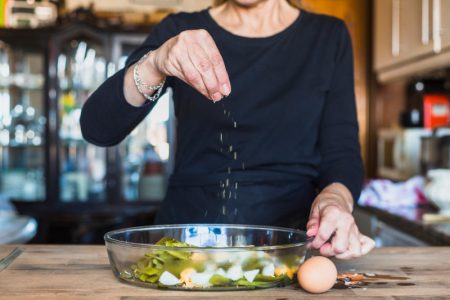 Volite da dosolite hranu? Evo koliko soli zaista može da utiče na srce