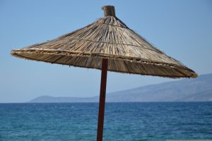 Sramno visoke cene razlog za propast sezone: Ležaljke 200 evra, ručak 100, posle se pitaju gde su turisti