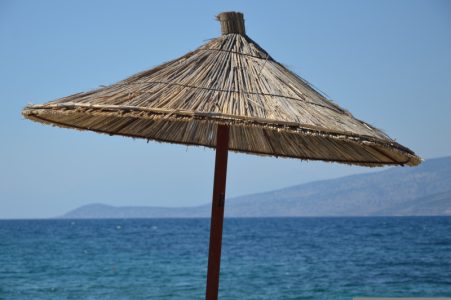 Sramno visoke cene razlog za propast sezone: Ležaljke 200 evra, ručak 100, posle se pitaju gde su turisti