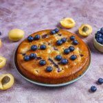 Voćni kolač od kajsija i borovnica: Interesantan spoj ukusa (RECEPT+VIDEO)