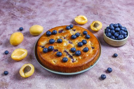 Voćni kolač od kajsija i borovnica: Interesantan spoj ukusa (RECEPT+VIDEO)