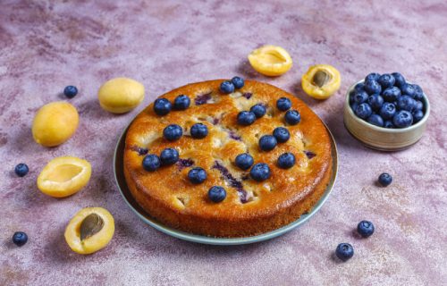Voćni kolač od kajsija i borovnica: Interesantan spoj ukusa (RECEPT+VIDEO)
