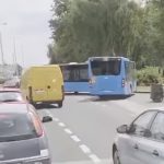 "Prepolovio se" autobus broj 109: Bizarni snimak se širi mrežama, evo šta se zapravo desilo