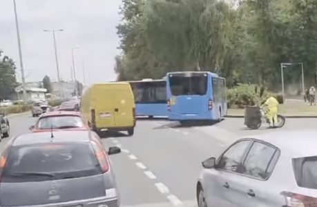 “Prepolovio se” autobus broj 109: Bizarni snimak se širi mrežama, evo šta se zapravo desilo