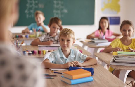 Evropa vraća knjige u učionice: Zašto škole ponovo biraju papir, umesto ekrana