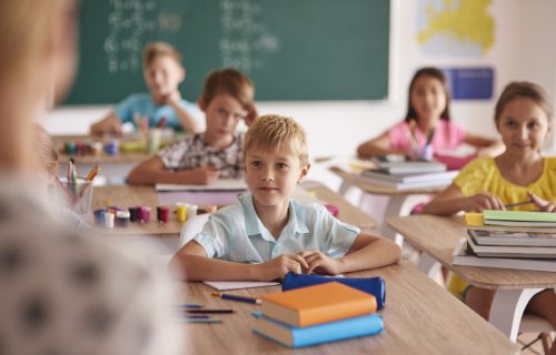 Evropa vraća knjige u učionice: Zašto škole ponovo biraju papir, umesto ekrana