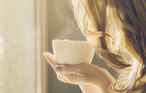 Kafa i kosa: Da li su zaista vidljivi rezultati, ukoliko isperete kosu kafom?