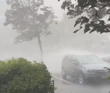Dramatične scene potopa u Bukureštu: Srušeni krovovi, vozila pod vodom i oborena stabla, ima mrtvih