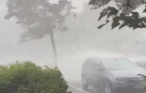 Dramatične scene potopa u Bukureštu: Srušeni krovovi, vozila pod vodom i oborena stabla, ima mrtvih