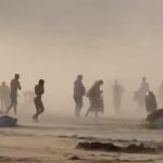 Opšta panika na plaži: Kupači beže od "cunami oblaka", vetar nosi sve pred sobom (VIDEO)