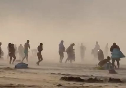 Opšta panika na plaži: Kupači beže od “cunami oblaka”, vetar nosi sve pred sobom (VIDEO)