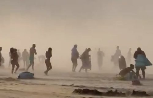 Opšta panika na plaži: Kupači beže od "cunami oblaka", vetar nosi sve pred sobom (VIDEO)