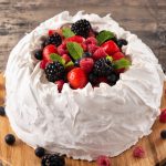 Pavlova torta: Slatka zagonetka nežne kore, napravljene od belanaca