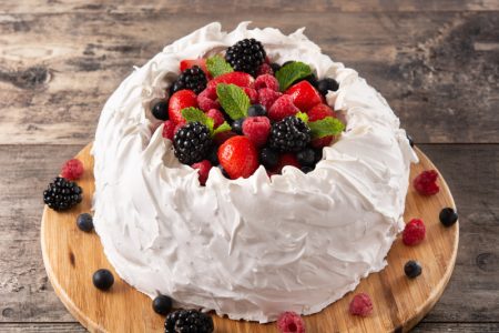 Pavlova torta: Slatka zagonetka nežne kore, napravljene od belanaca