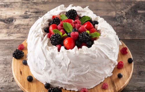 Pavlova torta: Slatka zagonetka nežne kore, napravljene od belanaca