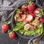 Salata od jagoda, krastavaca i avokada: Originalan spoj, nespojivih ukusa (RECEPT+VIDEO)