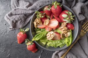 Salata od jagoda, krastavaca i avokada: Originalan spoj, nespojivih ukusa (RECEPT+VIDEO)