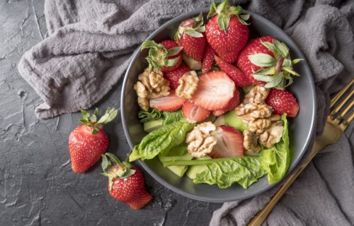Salata od jagoda, krastavaca i avokada: Originalan spoj, nespojivih ukusa (RECEPT+VIDEO)